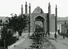 یک آلمانی و همسرش با خودروی مرسدس در دروازه شمیران؛ 97 سال قبل (عکس)