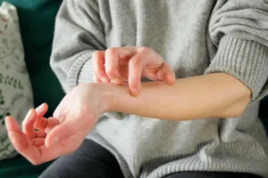 کشف راز خارش بدن؛ موهای کرکی بدن چگونه به شما هشدار خطر می‌دهند؟