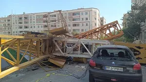 جزئیات سقوط جرثقیل روی ساختمان مسکونی در خیابان پیامبر شرقی / 3 مصدوم و خسارت به 5 واحد و 9 خودرو