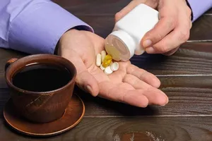 خوردن دارو با چای و قهوه ضرر دارد؟ / نوشیدنی مفید برای مسکن‌ها و دشمن پنهان آهن