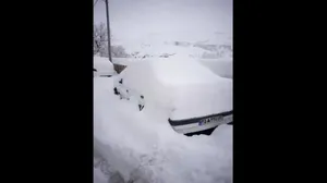 بارش ۶۰ سانتی‌متری برف در روستای کنگ خراسان رضوی (فیلم)