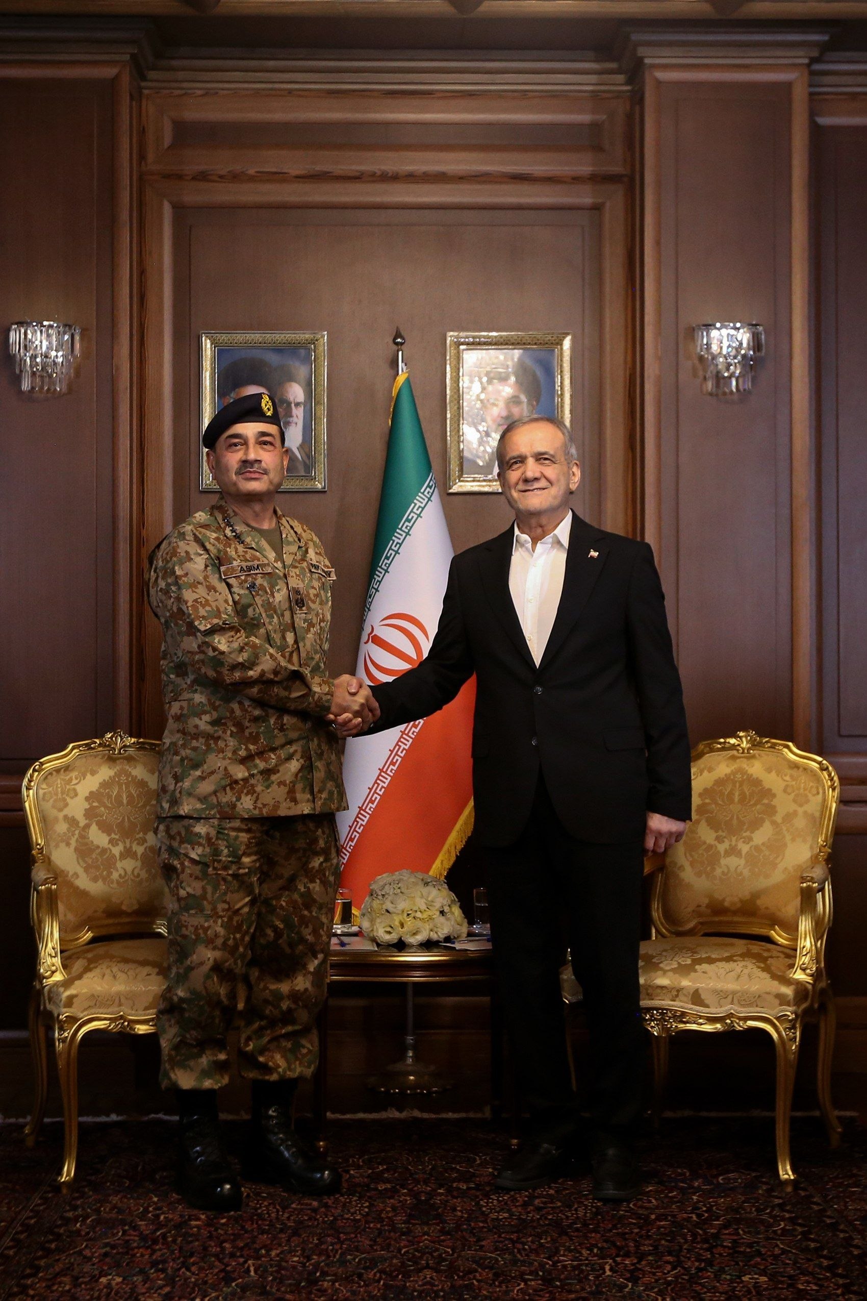 دیدار عاصم منیر با پزشکیان پزشکیان: در دیدار فرمانده ارتش پاکستان: ایران بهدنبال صلح، ثبات و روابط برادرانه در منطقه است