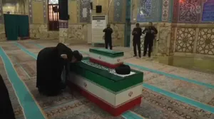 بوسه سید هادی خامنه‌ای، برادر رهبر شهید انقلاب بر تابوت ایشان
