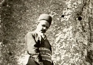 ژست سرباز قاجاری در کنار «کتیبه گنجنامه همدان» (عکس)
