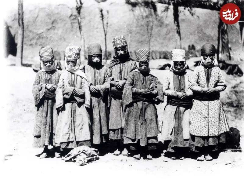 در اینجا تصویری از زنان و دختران ارمنی در یکی از روستاهای نزدیک به اراک را در زمان سلطنت ناصرالدین شاه ملاحظه می کنید.