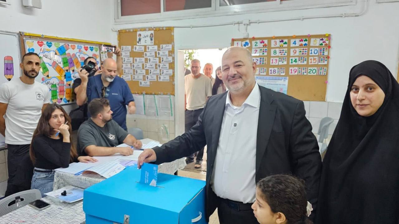 انتخابات اسرائیل ؛ مشارکت 77 درصدی/ شمارش آرا ادامه دارد / رقابت نزدیک نتانیاهو و آیزنکوت / مشارکت گسترده عرب های اسرائیل انتخابات اسرائیل ؛ مشارکت 77 درصدی/ شمارش آرا ادامه دارد / رقابت نزدیک نتانیاهو و آیزنکوت / مشارکت گسترده عرب های اسرائیل