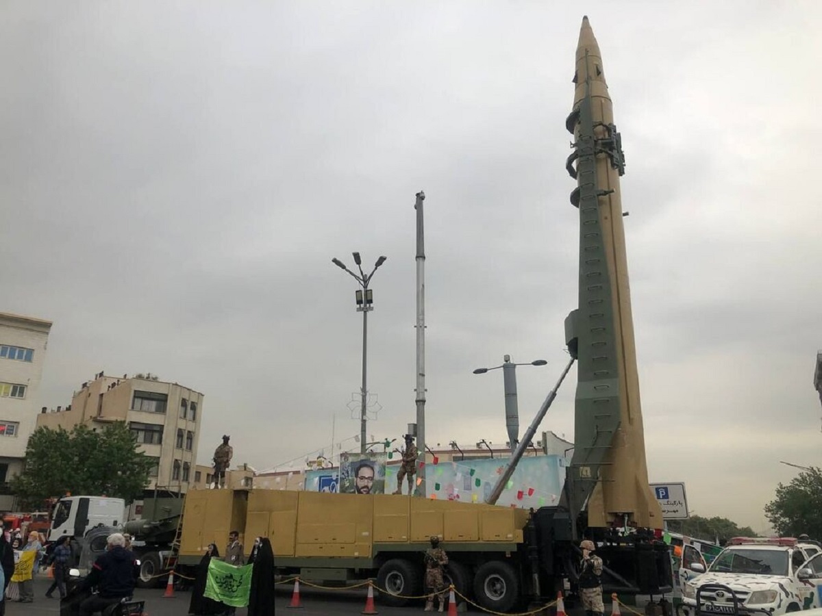 عماد یکی از موشکهای میانبرد و پیشرفته در توان موشکی ایران به شمار میرود که با هدف افزایش دقت اصابت و بهبود سامانههای هدایت در مرحله پایانی پرواز توسعه یافته است. عماد یکی از موشکهای میانبرد و پیشرفته در توان موشکی ایران به شمار میرود که با هدف افزایش دقت اصابت و بهبود سامانههای هدایت در مرحله پایانی پرواز توسعه یافته است.