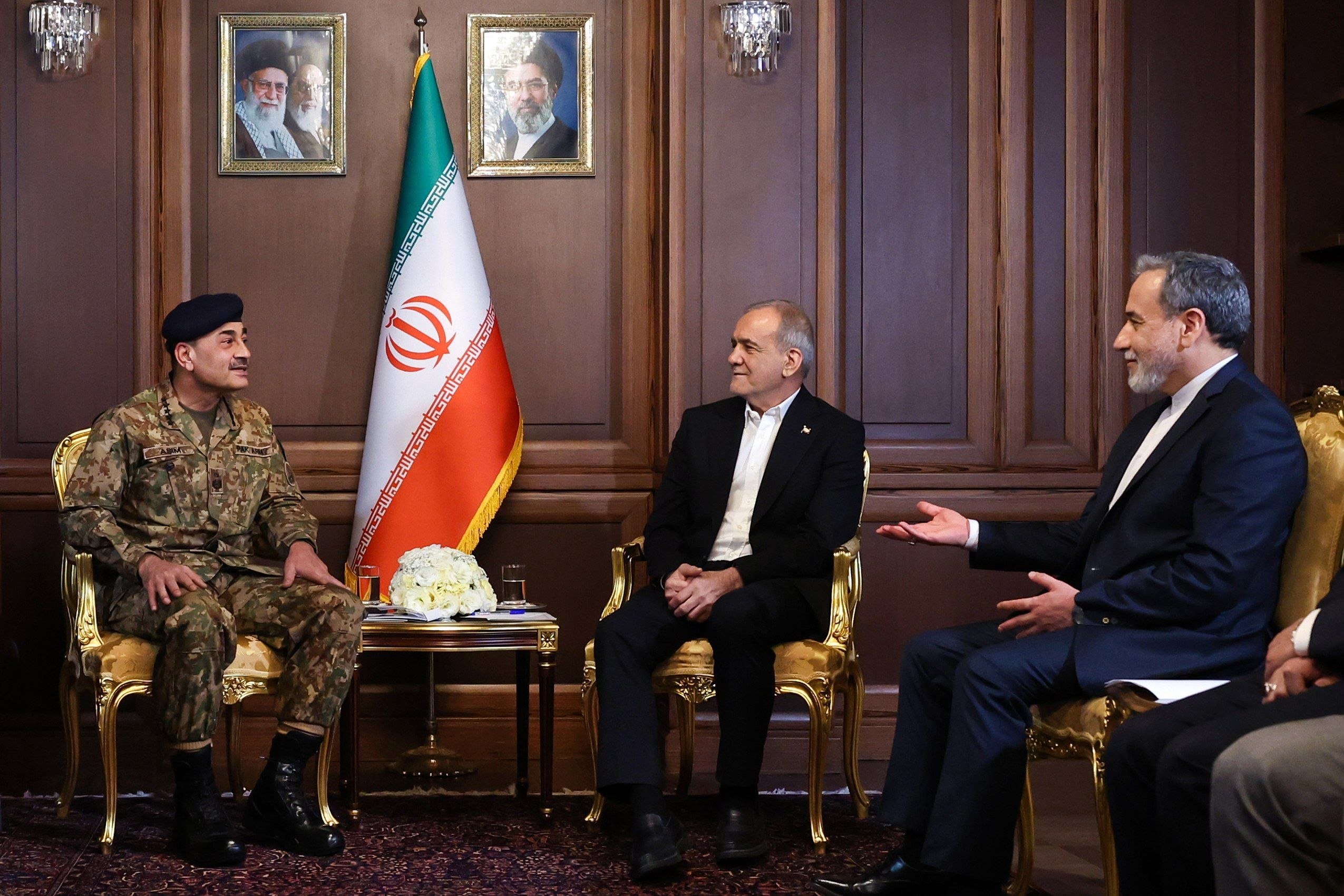 دیدار عاصم منیر با پزشکیان پزشکیان: در دیدار فرمانده ارتش پاکستان: ایران بهدنبال صلح، ثبات و روابط برادرانه در منطقه است