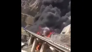 سانحه اتوبوس زائران در عربستان ۴۲ کشته بر جای گذاشت (فیلم)