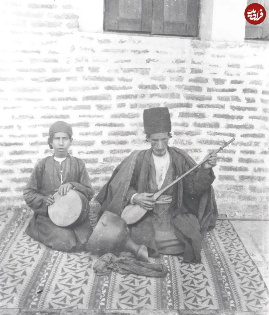 عکس یادگاری «اسفندیار، مطرب شهر ساری» با پسرک تنبک‌زن؛ 135 سال قبل