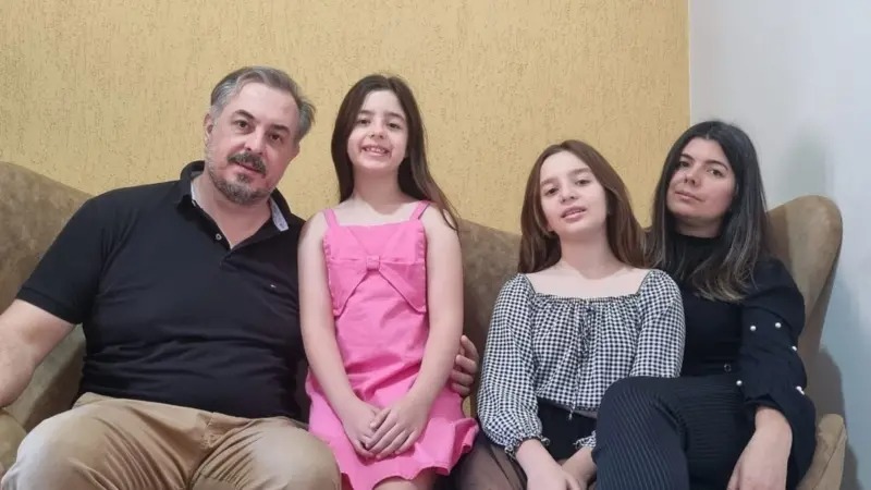 اعضای خانواده برناردی، از چپ به راست: برونو برناردی، پدر خانواده؛ بئاتریز برناردی هشت‌ساله؛ لارا برناردی ۱۰ساله و لیا برناردی، مادر خانواده