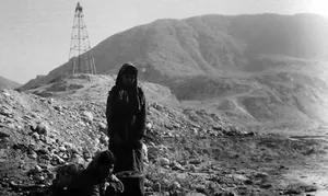 دختران جنوبی در کنار گودال نفت؛ سال 1324(عکس)