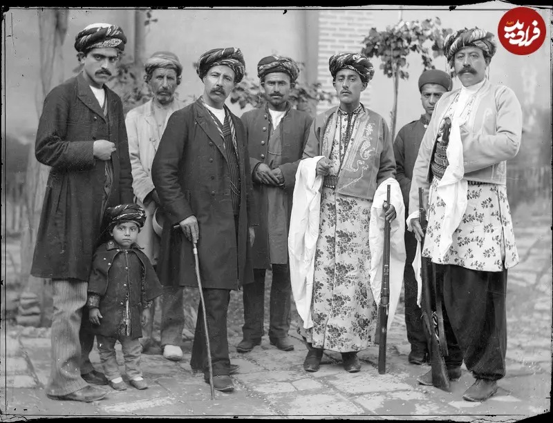 جمعی از خان‌ها و بزرگان کردستان را در کنار یکدیگر