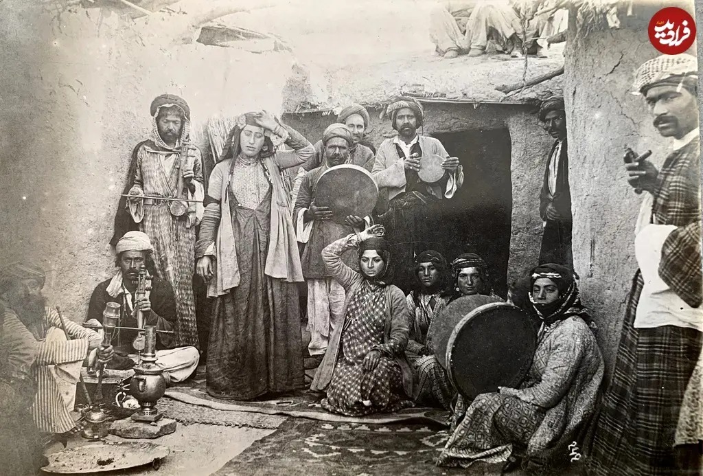 «رقاص‌ها و نوازنده‌ها» در یکی از روستاهای ایران در عهد قاجار