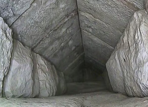 یک فضای مخفی در داخل هرم بزرگ مصر که با استفاده از آندوسکوپی تصویربرداری شده است. این فضا در پشت ورودیِ ضلع شمالی قرار داشت. یک فضای مخفی در داخل هرم بزرگ مصر که با استفاده از آندوسکوپی تصویربرداری شده است. این فضا در پشت ورودیِ ضلع شمالی قرار داشت.