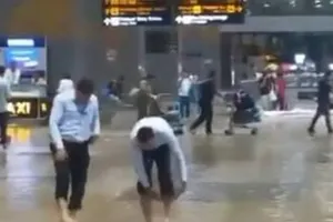 بارش شدید، فرودگاه دهلی را زیر آب برد
