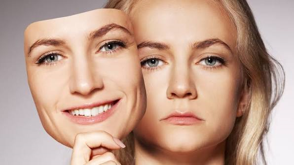 مثبت اندیشی سمی ناشی از سواد ارتباطات اجتماعی پایین