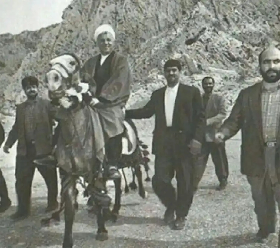 عکس دیده‌نشده از اسب‌سواری هاشمی‌رفسنجانی در لرستان