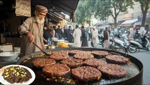 طرز تهیه ۵ کیلو کباب چاپلی پیشاوری با گوشت گاو غول‌پیکر