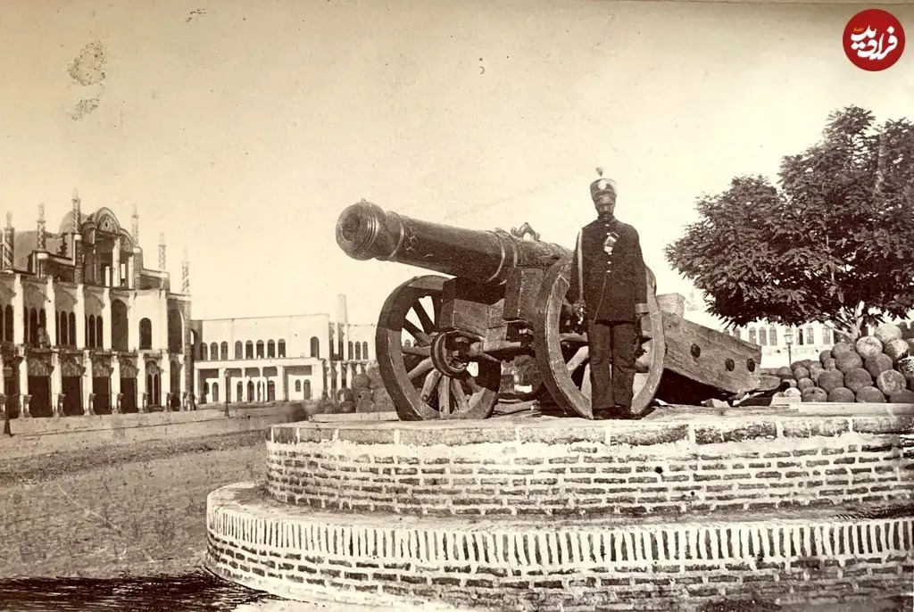 یک سرباز قاجاری در میدان توپخانه