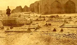منظرۀ یک گورستان قدیمی و «شیر سنگی عجیب» در دوران قاجار