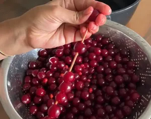 هسته‌گیری آلبالو در چند ثانیه با یک ترفند ساده