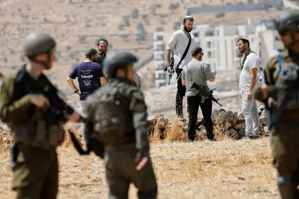 محاصره خانواده فلسطینی توسط شهرک نشینان اسرائیلی محاصره خانواده فلسطینی توسط شهرک نشینان اسرائیلی