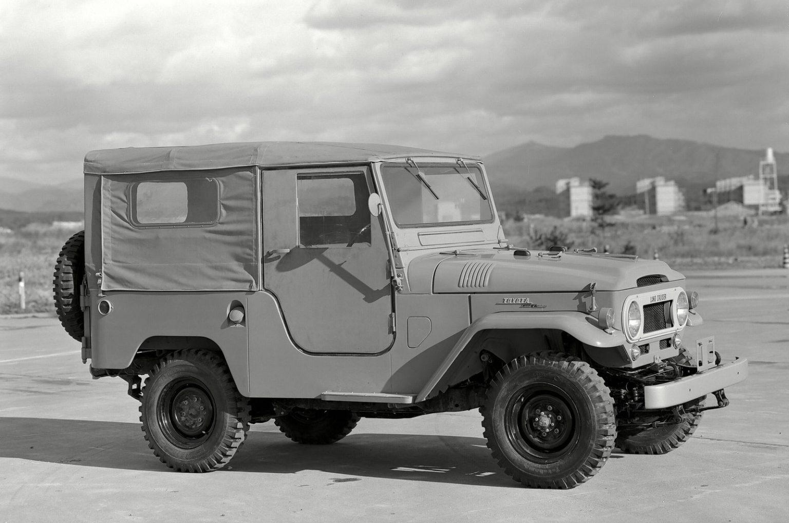 تویوتا لندکروزر (Toyota Land Cruiser) تویوتا لندکروزر (Toyota Land Cruiser)