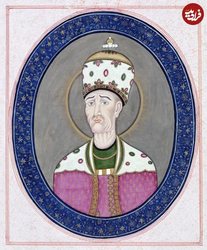 در اینجا یک اثر نقاشی مربوط به حدود سال 1218 شمسی را ملاحظه می‌کنید که چهرۀ بنیانگذار سلسلۀ قاجار را به تصویر کشیده است. این نقاشی در حال حاضر در موزۀ «ویکتوریا و آلبرت» انگلستان نگهداری می‌شود.