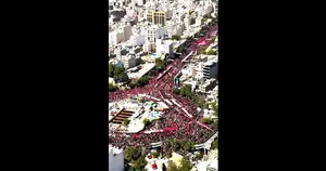 قاب هوایی از جمعیت گسترده حاضر در مسیر تشییع پیکر مطهر رهبر شهید انقلاب در مشهد مقدس