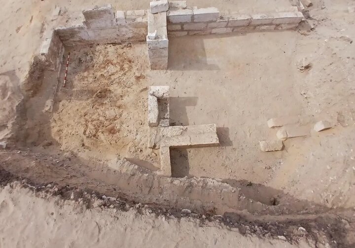 این مومیایی در جریان کاوشهای نوامبر-دسامبر ۲۰۲۵ میلادی در یک گورستان واقع در محوطه «Oxyrhynchus» پیدا شده است. کاوشهای قبلی باستانشناسان در این گورستان به کشف بیش از دهها مومیایی با زبانهای طلایی منجر شد. این مومیایی در جریان کاوشهای نوامبر-دسامبر ۲۰۲۵ میلادی در یک گورستان واقع در محوطه «Oxyrhynchus» پیدا شده است. کاوشهای قبلی باستانشناسان در این گورستان به کشف بیش از دهها مومیایی با زبانهای طلایی منجر شد.