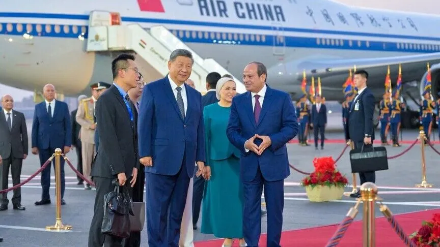 استقبال عبدالفتاح سیسی رئیس جمهوری مصر از همتای چینی (شی جی پینگ) هنگام ورود به فرودگاه قاهره استقبال عبدالفتاح سیسی رئیس جمهوری مصر از همتای چینی (شی جی پینگ) هنگام ورود به فرودگاه قاهره