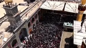 پیکر رهبر شهید انقلاب به ایوان طلای حرم امیرالمؤمنین رسید
