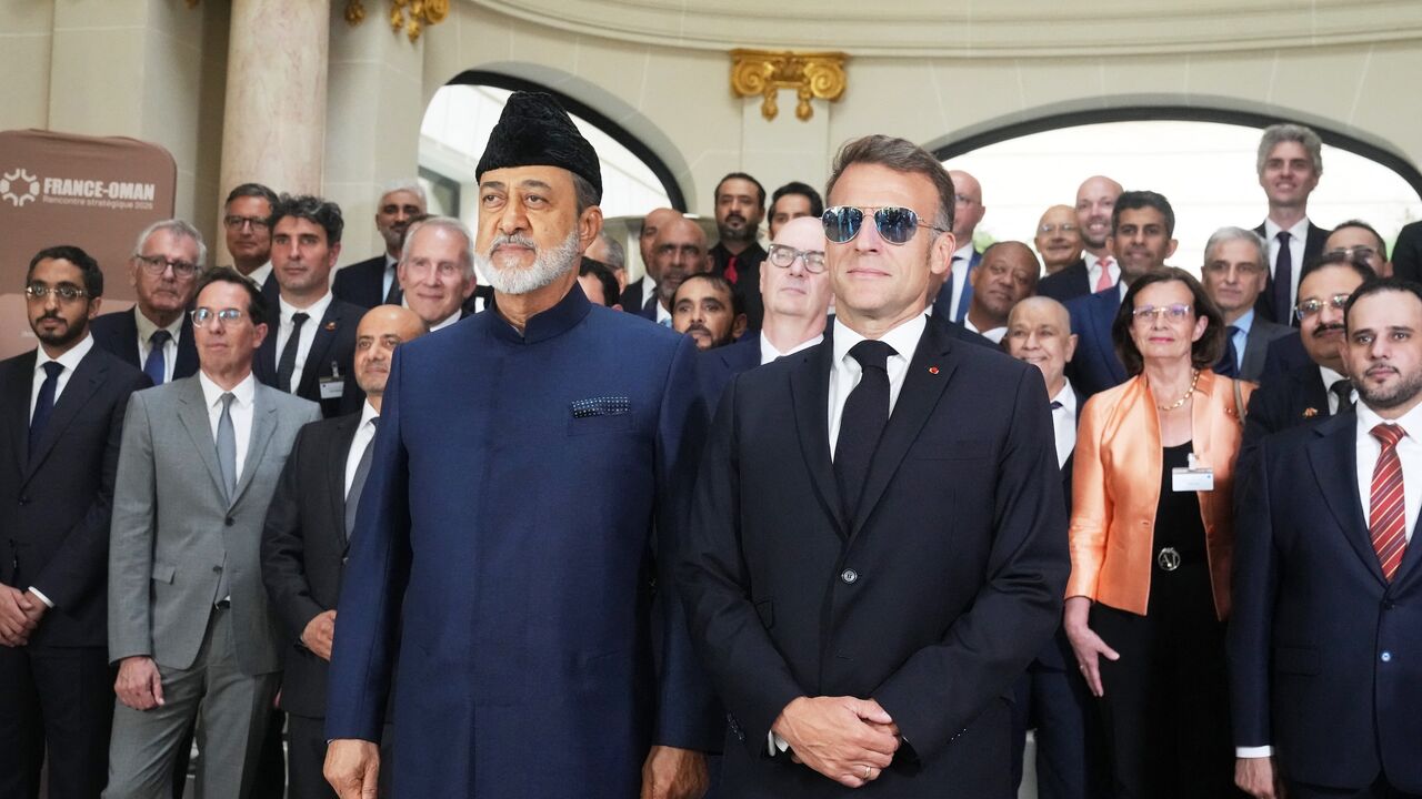 امانوئل مکرون، رئیس جمهور فرانسه (چپ) و سلطان هیثم بن طارق، پادشاه عمان، در دیدار با رهبران تجاری در پاریس، ۲۹ ژوئن ۲۰۲۶، عکس یادگاری گرفتهاند. — میشل اویلر / پول / خبرگزاری فرانسه از طریق گتی ایمیجز امانوئل مکرون، رئیس جمهور فرانسه (چپ) و سلطان هیثم بن طارق، پادشاه عمان، در دیدار با رهبران تجاری در پاریس، ۲۹ ژوئن ۲۰۲۶، عکس یادگاری گرفتهاند. — میشل اویلر / پول / خبرگزاری فرانسه از طریق گتی ایمیجز