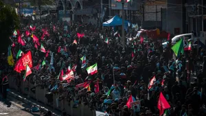 حضور گسترده مردم عراق در مراسم تشییع رهبر شهید ایران در نجف اشرف