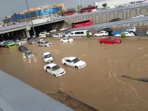سیل در طائف عربستان خودروها را با خود برد