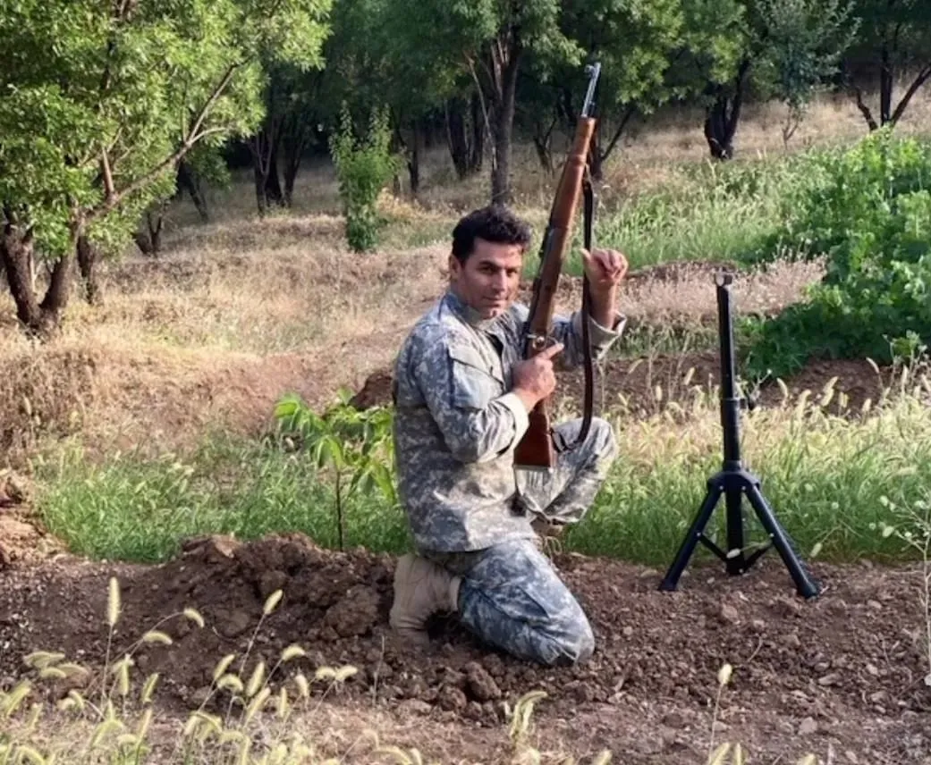 سیاوش جمشیدی با تفنگ شکاری هنگام شکار سیاوش جمشیدی با تفنگ شکاری هنگام شکار