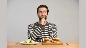 اگر کلسترول خونتان بالاست، چه غذاهایی باید بخورید؟