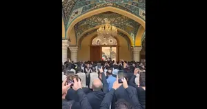 لحظه ورود پیکر مطهر رهبر شهید به حرم امیرالمومنین(ع) از نمای دیگر