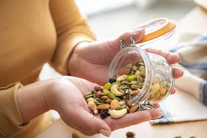 11 آجیل و دانه پرمنیزیم که باید بشناسید