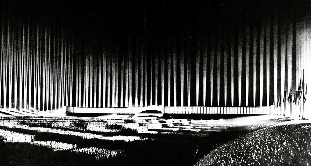 «کلیسای جامع نور» در جریان یکی از گردهماییهای نورنبرگ نازیها. منبع: Arquitectura Viva «کلیسای جامع نور» در جریان یکی از گردهماییهای نورنبرگ نازیها. منبع: Arquitectura Viva