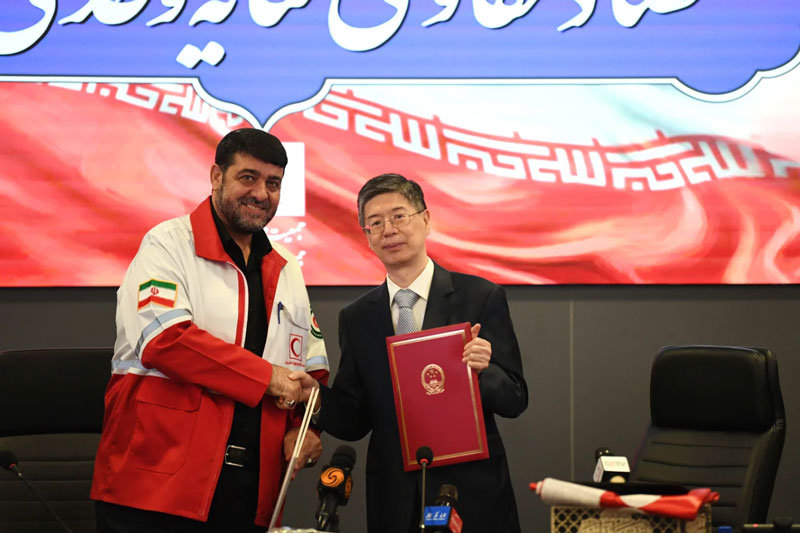 کمک سفیر چین به سازمان هلال احمر ایران کمک سفیر چین به سازمان هلال احمر ایران