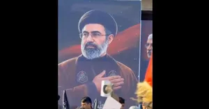 تصویر آیت‌الله سیدمجتبی خامنه‌ای در مسیر تشییع رهبر شهید ایران در نجف