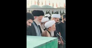 لحظاتی از اقامه نماز آیت‌الله جوادی آملی بر پیکر رهبر شهید انقلاب