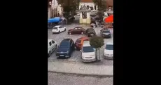 زن ۷۸ ساله هنگام پارک در لهستان به ۶ خودرو زد