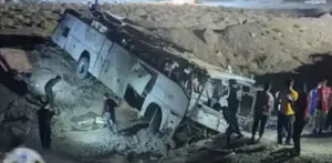 اتوبوس کارگران «معدن همکار» در کرمان واژگون شد (+عکس)