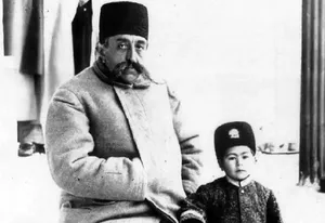 مظفرالدین شاه سوار بر سه‌چرخۀ مخصوص در یک جاده (عکس)