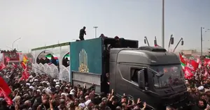 بدرقه پرشکوه خیل عظیم عاشقان به رهبر شهید در بلوار بزرگ حرم تا حرم شهر مقدس قم