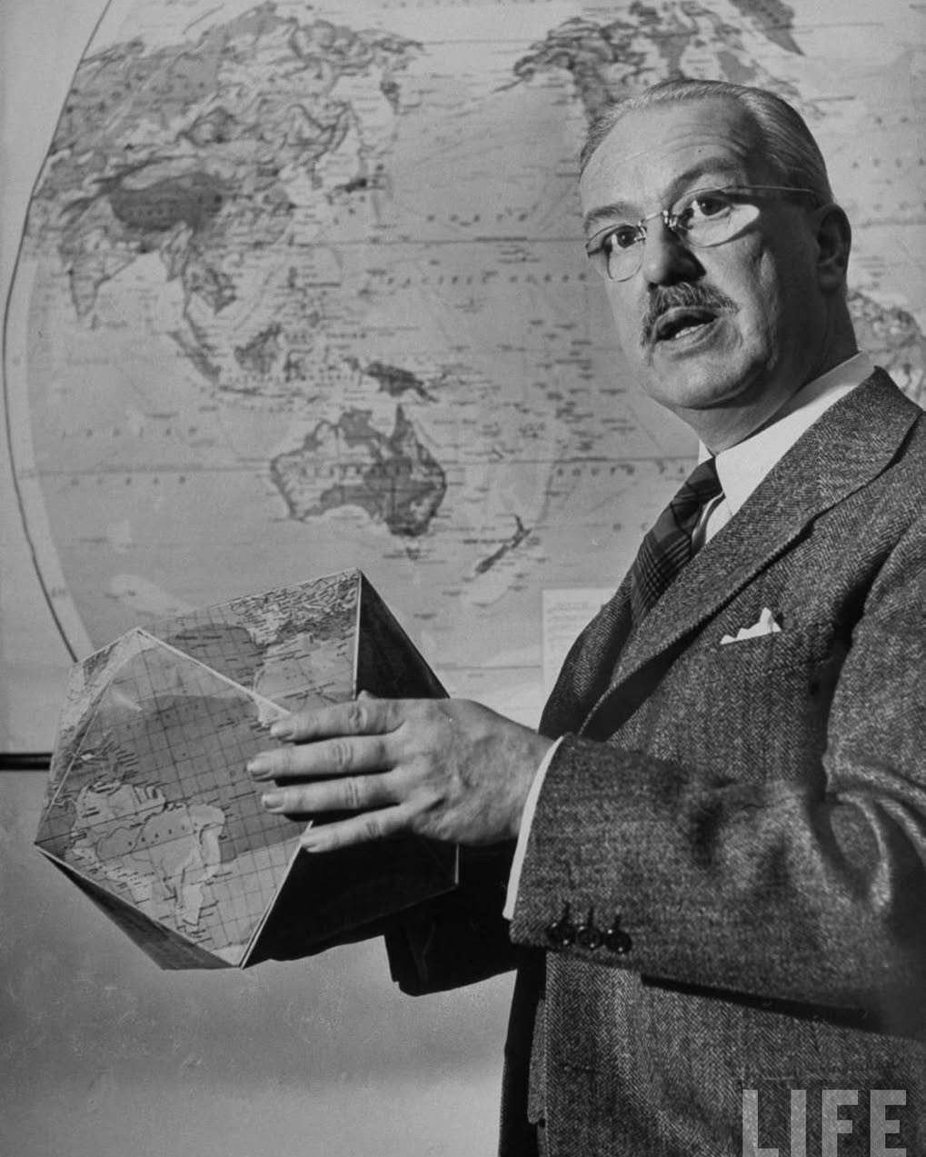 تصویر اصلی مربوط به انتشار سال 1943 در مجله تصویر اصلی مربوط به انتشار سال 1943 در مجله