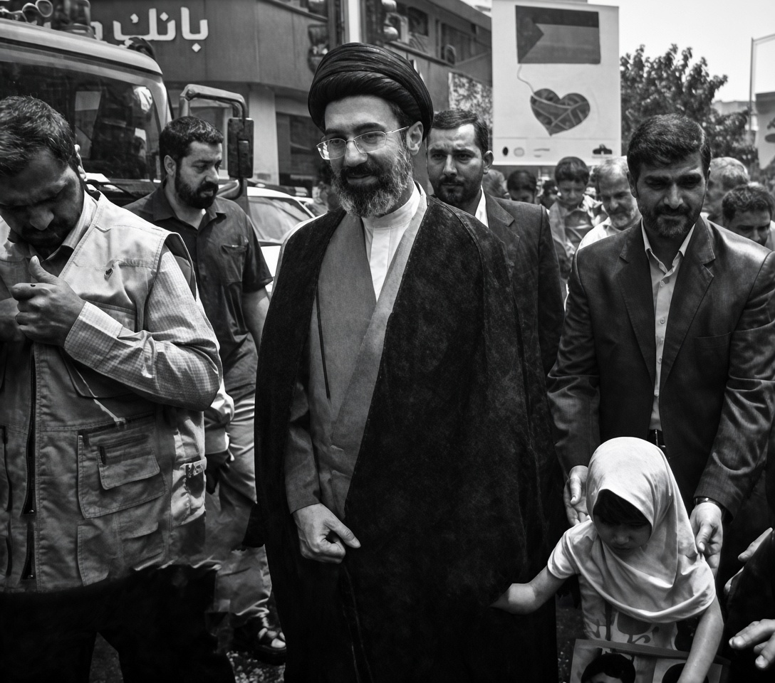 از خرداد 76 فعالیت های سیاسی به آقامجتبی موکول شد/ دخترشان به طور جدی فوتبال بازی می کردند و خودشان هم فیلم زیاد می بینند/ به روان شناسی، سواد مالی و استارتاپ ها مسلط اند/ به خواهرم گفتم پاساژ دو در پیدا کنید و از دست حفاظت خلاص شوید! از خرداد 76 فعالیت های سیاسی به آقامجتبی موکول شد/ دخترشان به طور جدی فوتبال بازی می کردند و خودشان هم فیلم زیاد می بینند/ به روان شناسی، سواد مالی و استارتاپ ها مسلط اند/ به خواهرم گفتم پاساژ دو در پیدا کنید و از دست حفاظت خلاص شوید!